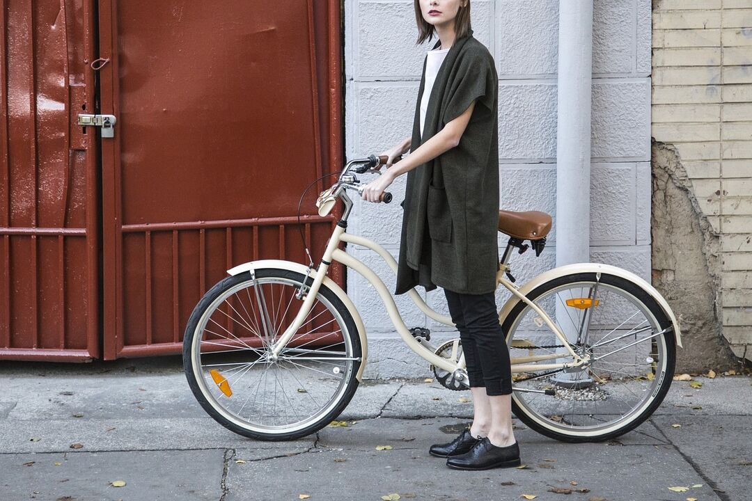 Ragazza con una bicicletta